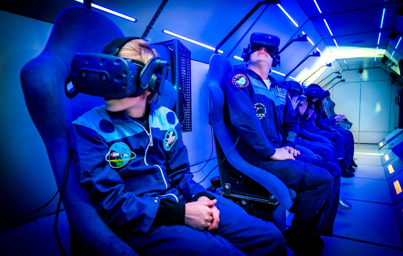 Bezoekers met een VR-bril in de SpaceBuzz-raket